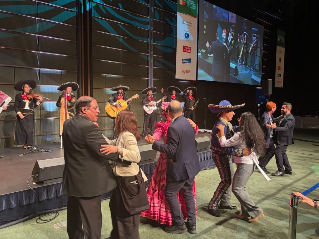 メキシコにちなんだ音楽やダンスのショーも披露