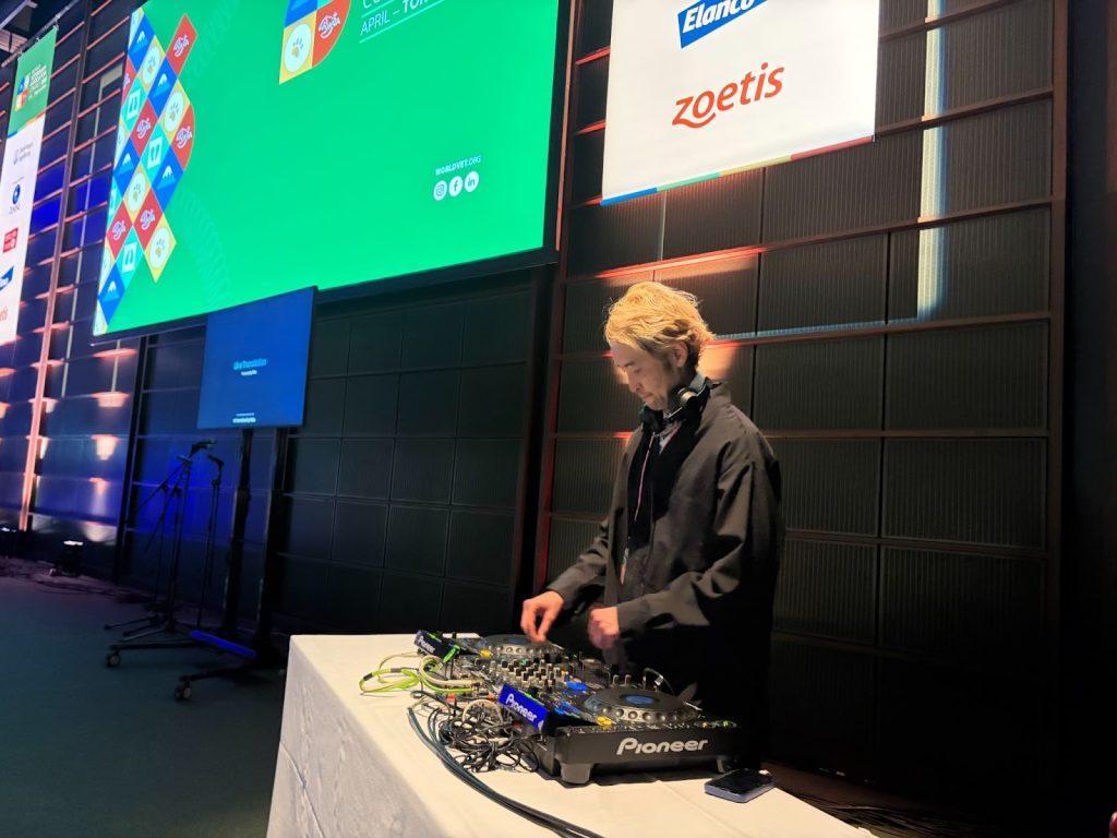 会場を盛り上げるDJブースも設置されていました。 