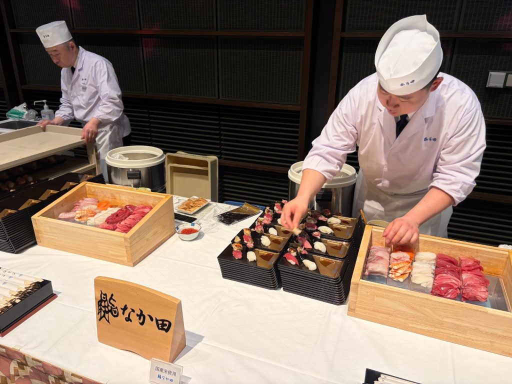 寿司バーは海外からの参加者も大行列でした。